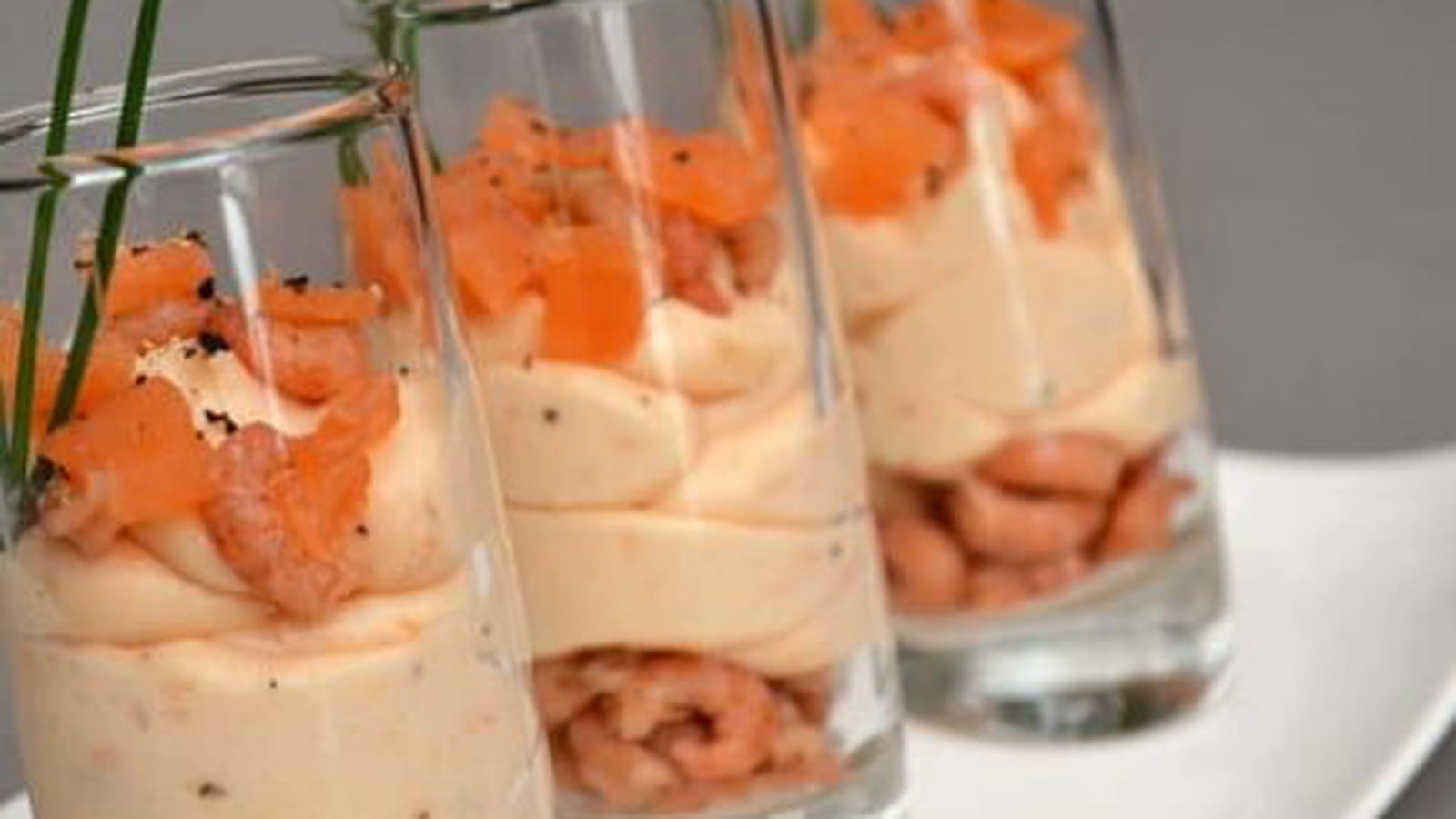 Verrines de gambas au saumon fumé, sauce aux oeufs de lompe