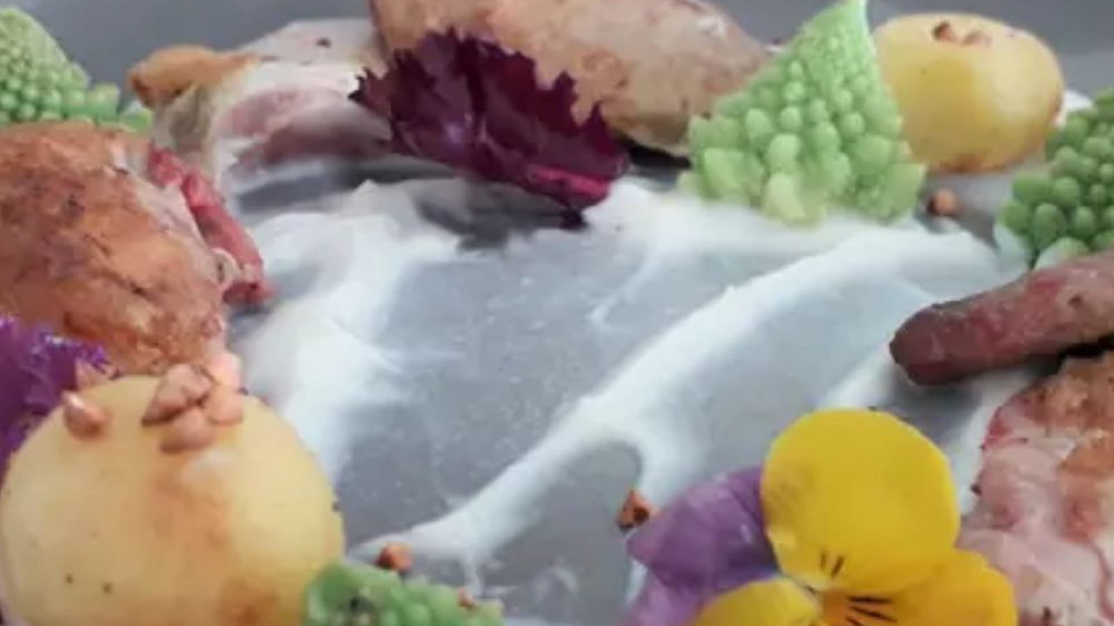 Caille rotie, purée de topinambours, chou romanesco