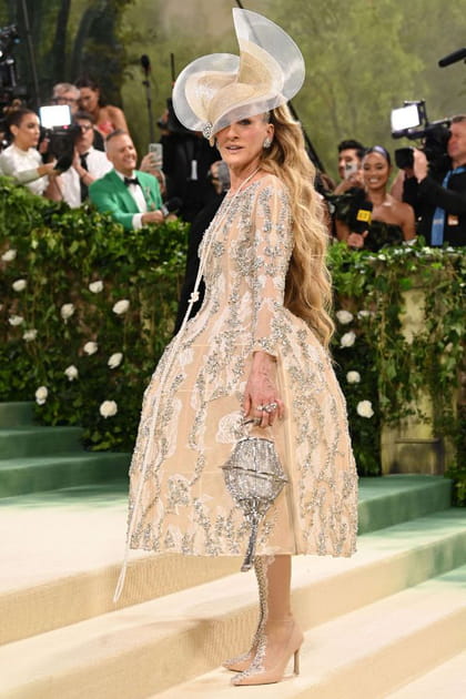 Jupe ballon et chapeau extravagant, Sarah Jessica Parker fait honneur au style de Carrie Bradshaw