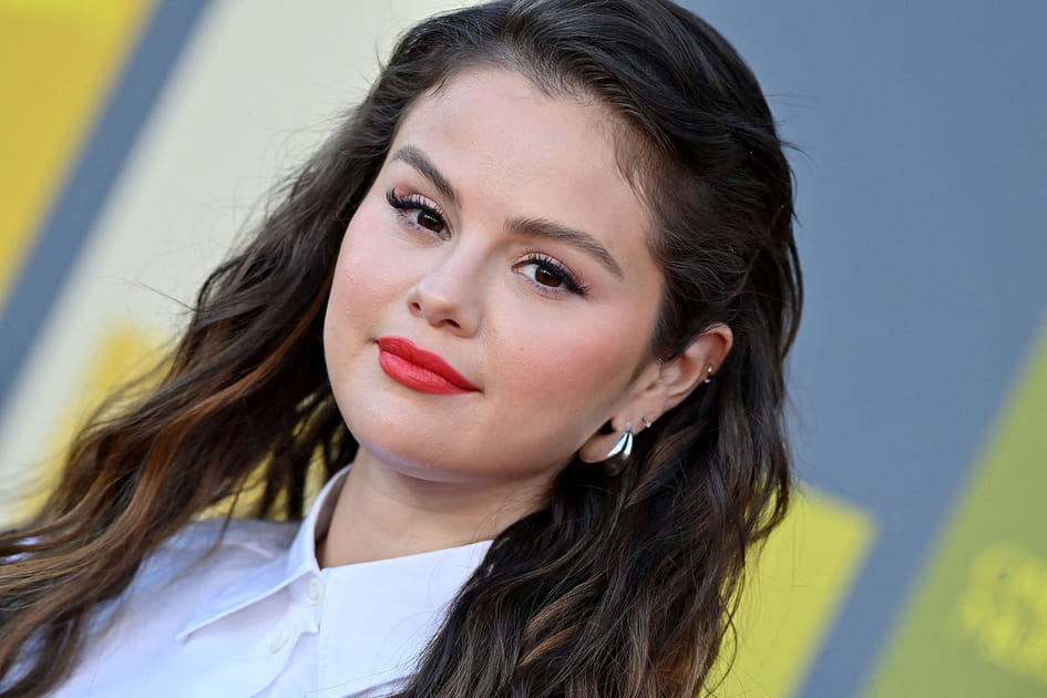 Les cheveux bruns wavy de Selena Gomez