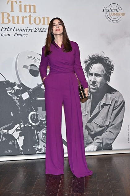 Monica Bellucci en combinaison violette