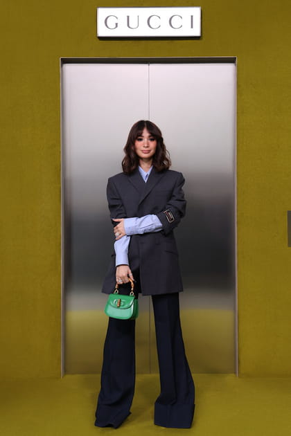 Heart Evangelista en chemise bleue en popeline et mini sac &agrave; main en cuir vert au d&eacute;fil&eacute; Gucci