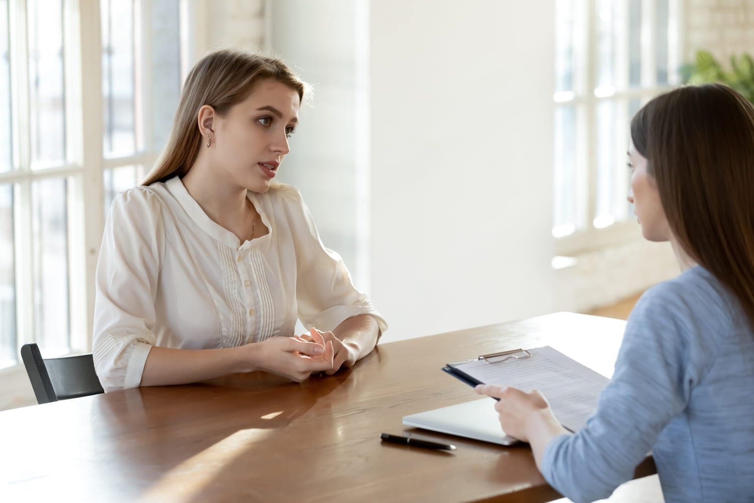 This non -verbal behavior ruins a job interview in the first minute according to a study