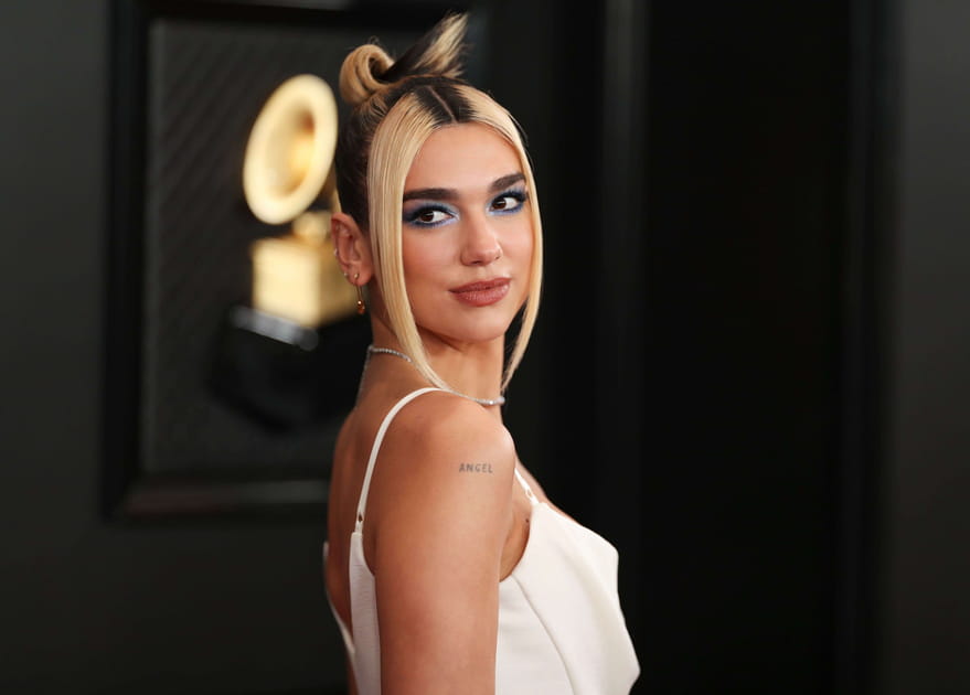 Dua Lipa et son look ann&eacute;es 90's