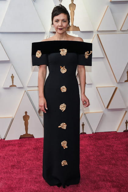 Maggie Gyllenhaal en robe noire &agrave; boutons dor&eacute;s