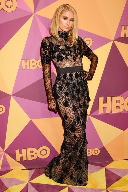 Paris Hilton en robe transparente ajourée