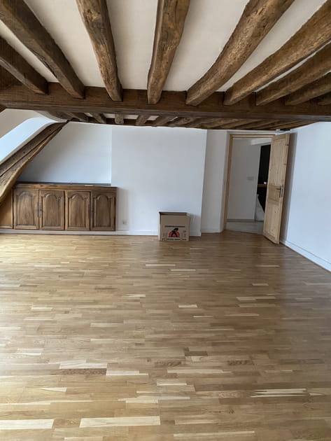 Avant&nbsp;: une salle &agrave; manger avec un conduit de chemin&eacute;e en plein milieu