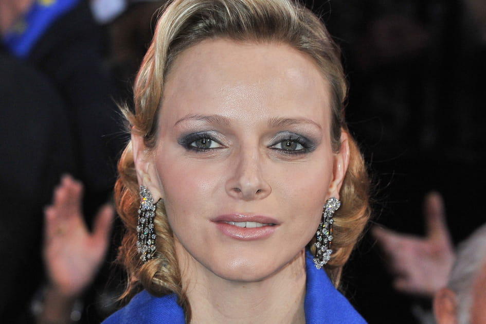 Les paupi&egrave;res bleut&eacute;es de Charlene de Monaco
