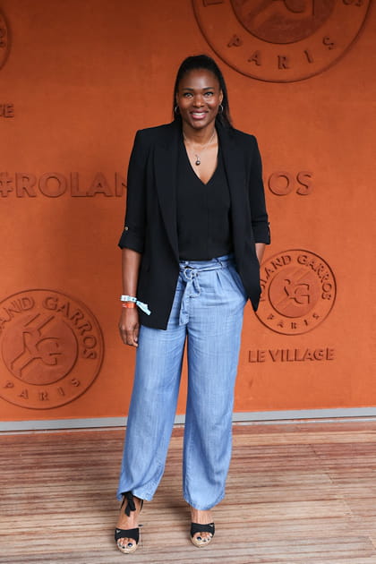 Muriel Hurtis en blazer et jean large bleu clair