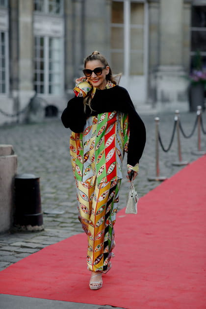 Clotilde Courau en ensemble à imprimé multicolore Roger Vivier