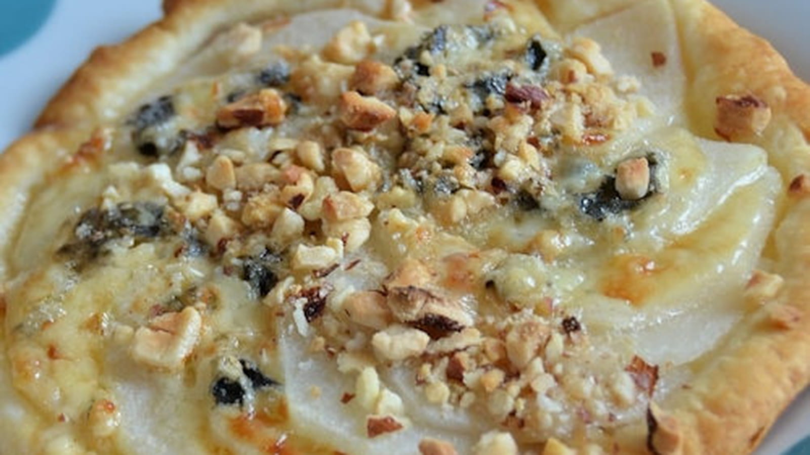 Tartelette fine aux poires noisettes et Saint Agur