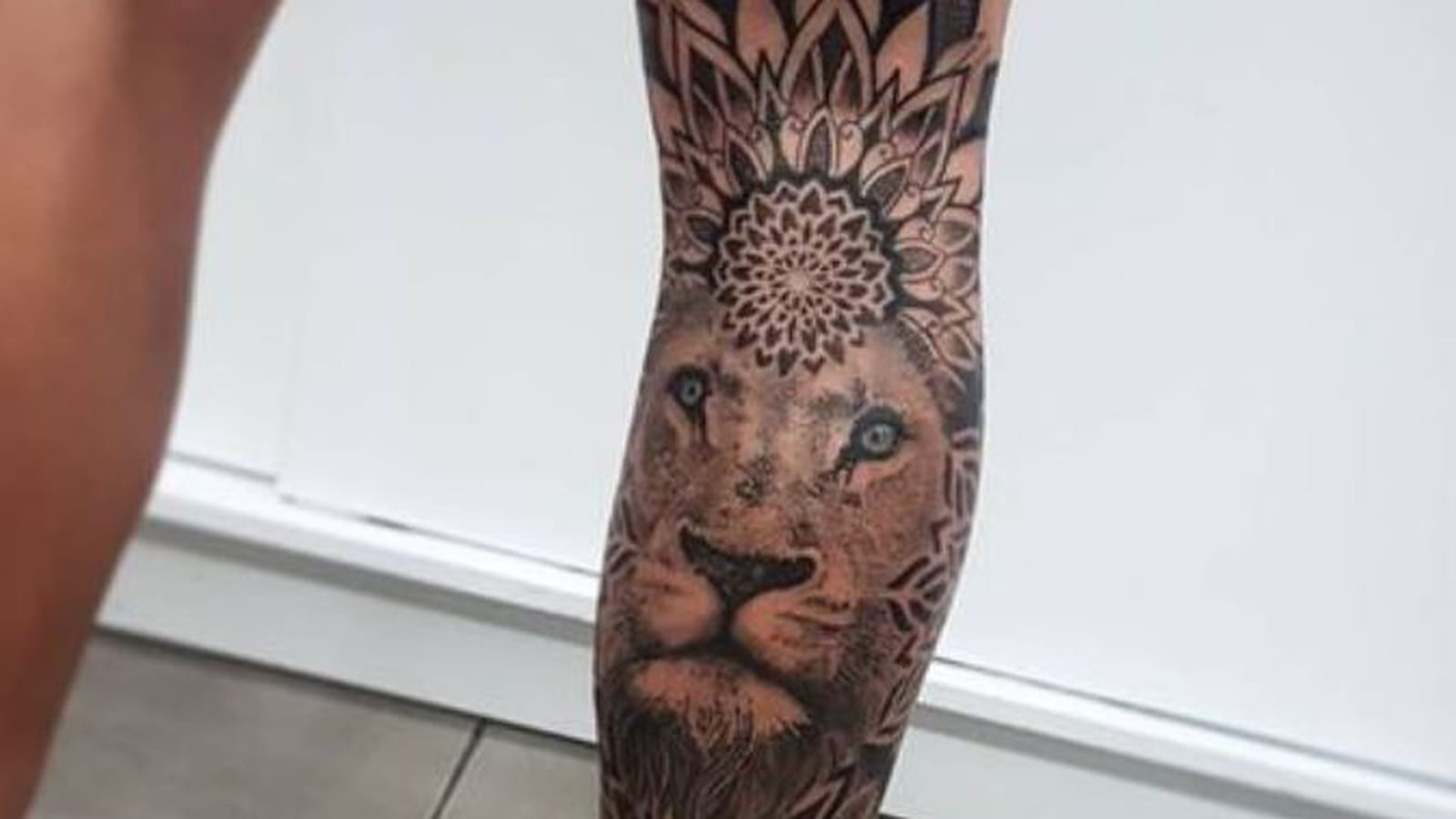 Lion mandala sur le mollet