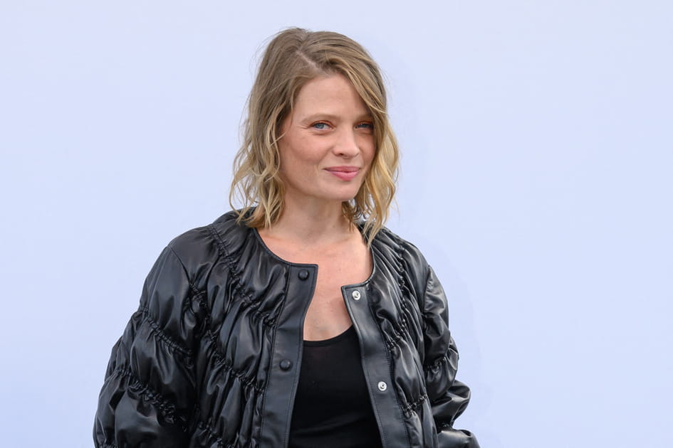 M&eacute;lanie Thierry, espi&egrave;gle avec son wavy naturel