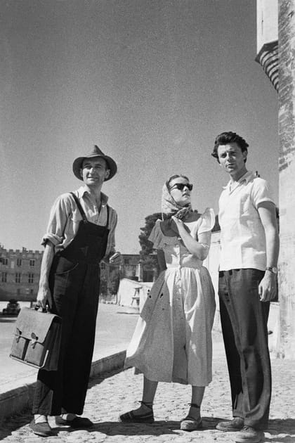 Jeanne Moreau en robe boutonn&eacute;e et espadrilles lac&eacute;es