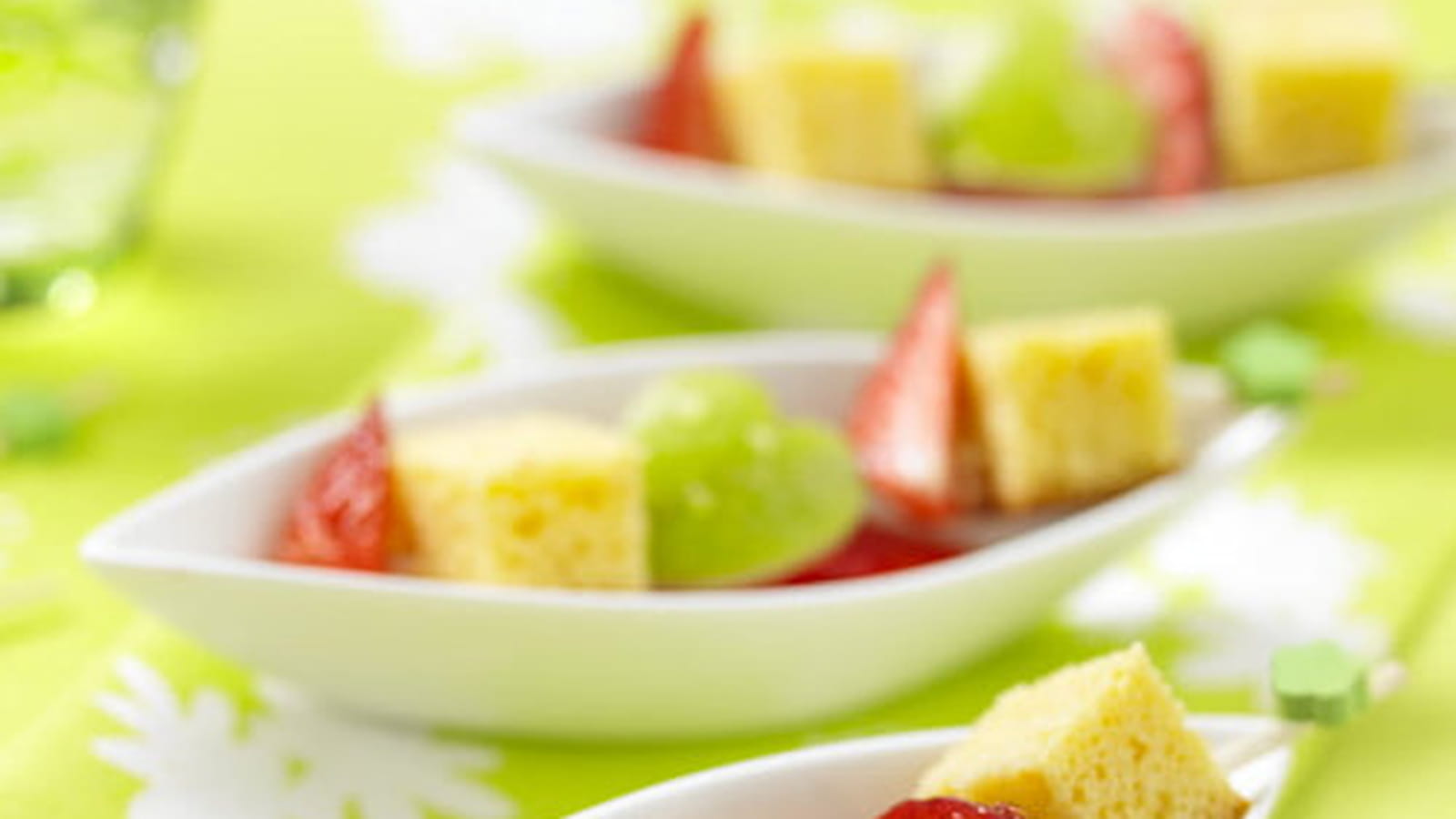 Brochettes de quatre-quarts et fruits frais
