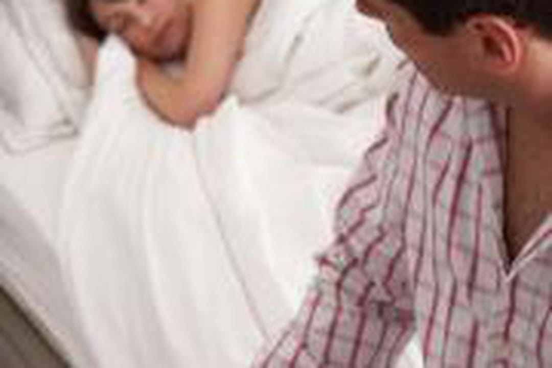 Видео усыпленная жена. Женщина гладит мужчину по голове. Сон в разных кроватях. Влюбленные спят вместе. Влюбленные спят в обнимку.