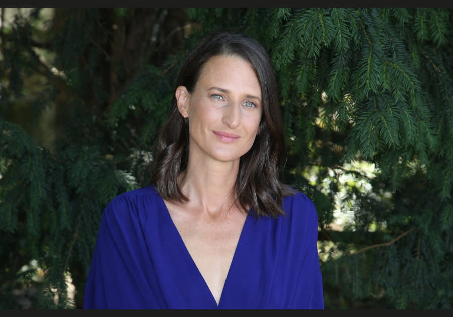 Camille Cottin, jolie avec sa chevelure unie