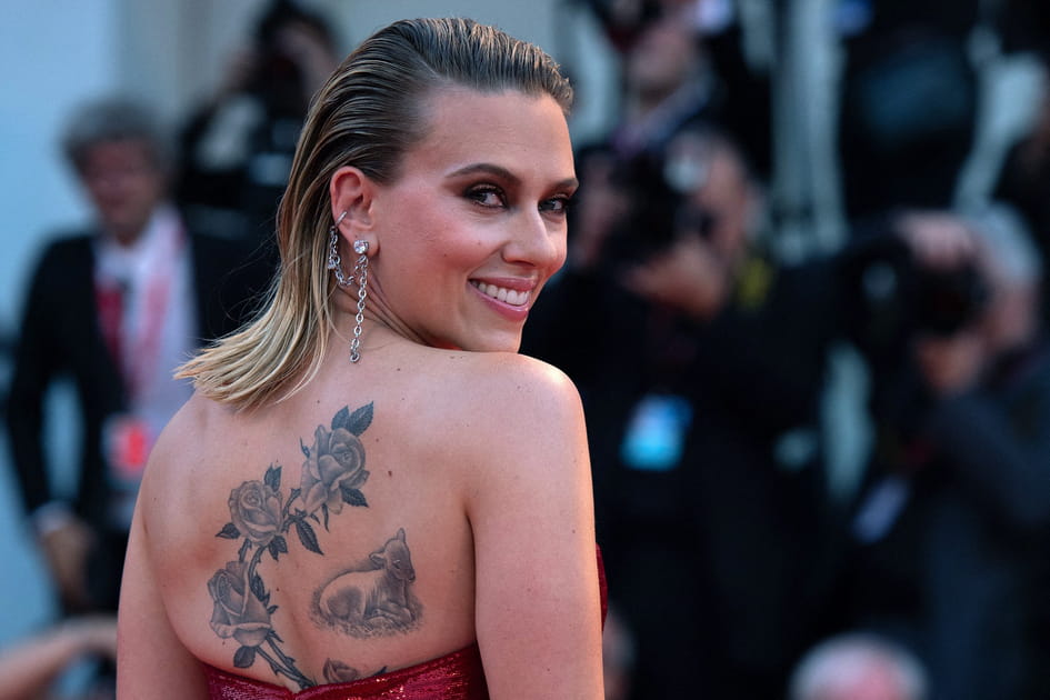 Les roses tatou&eacute;es dans le dos de Scarlett Johansson