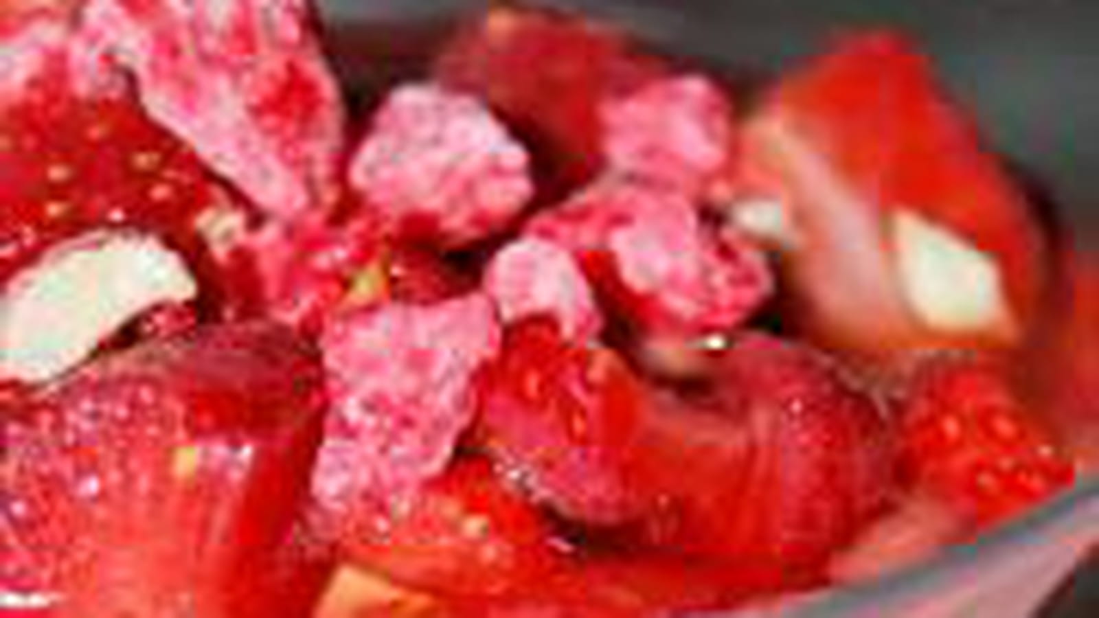 Soupe de fraises au cidre et pralines roses