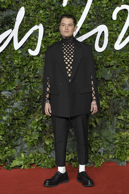 Rafferty Law en costume noir &agrave; r&eacute;sille