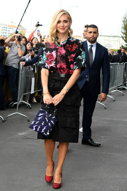 Chiara Ferragni en jupe cargo noire Prada et chemise fleurie