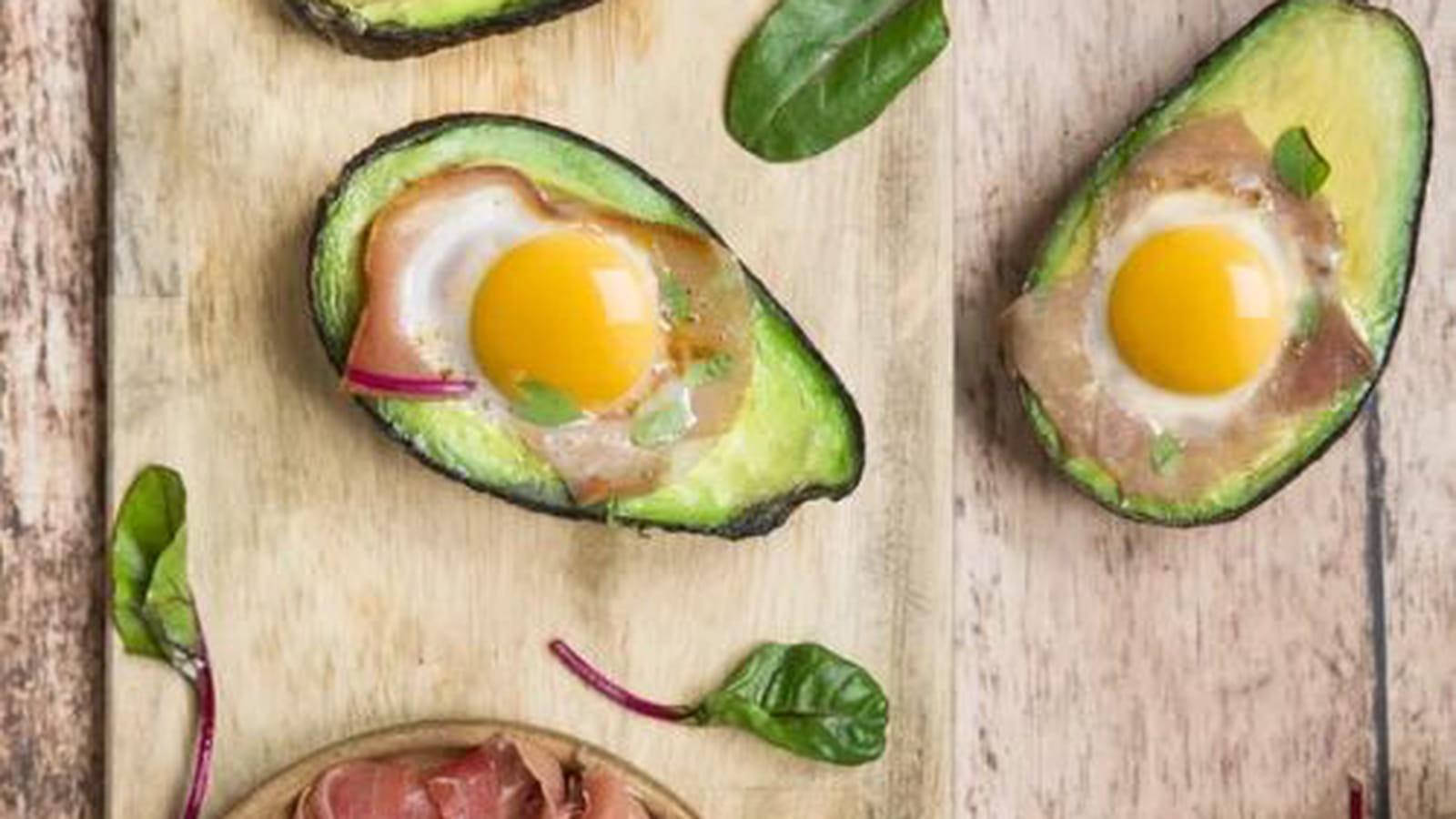 Œufs cocotte, avocat et jambon cru