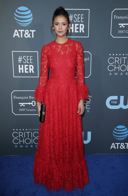 Nina Dobrev en Valentino