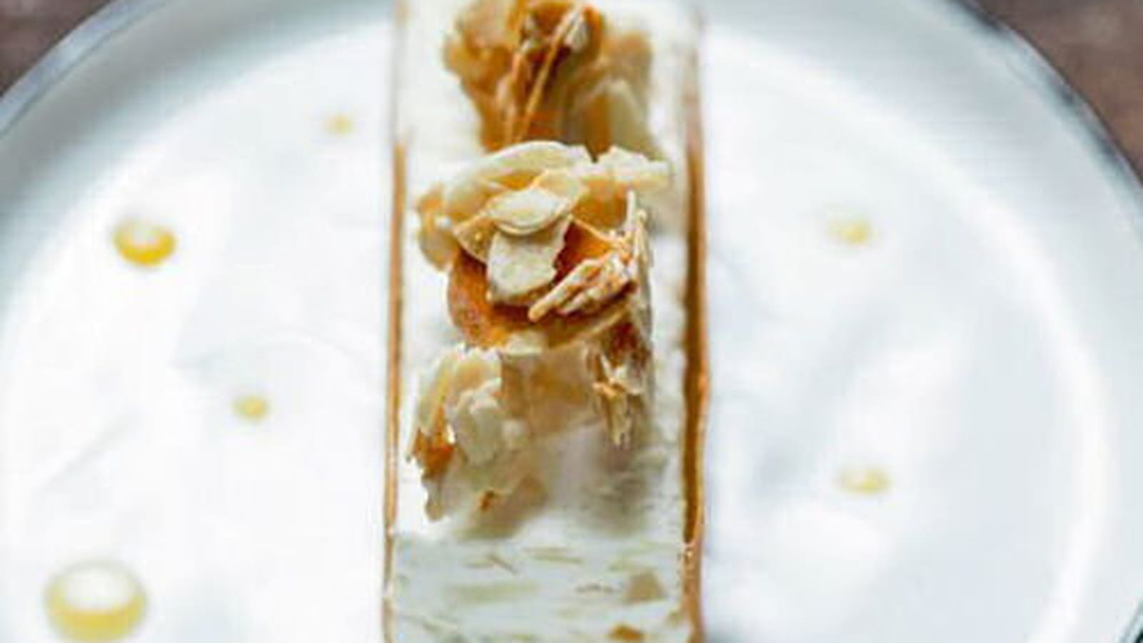 Nougat glacé au cédrat confit et à la mastiha, miel de thym chaud