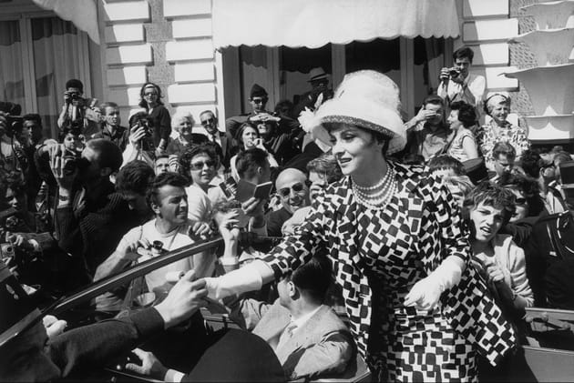 Gina Lollobrigida, une ic&ocirc;ne adul&eacute;e par ses fans au festival de Cannes 1961