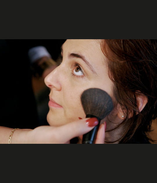 Application du fard &agrave; joues