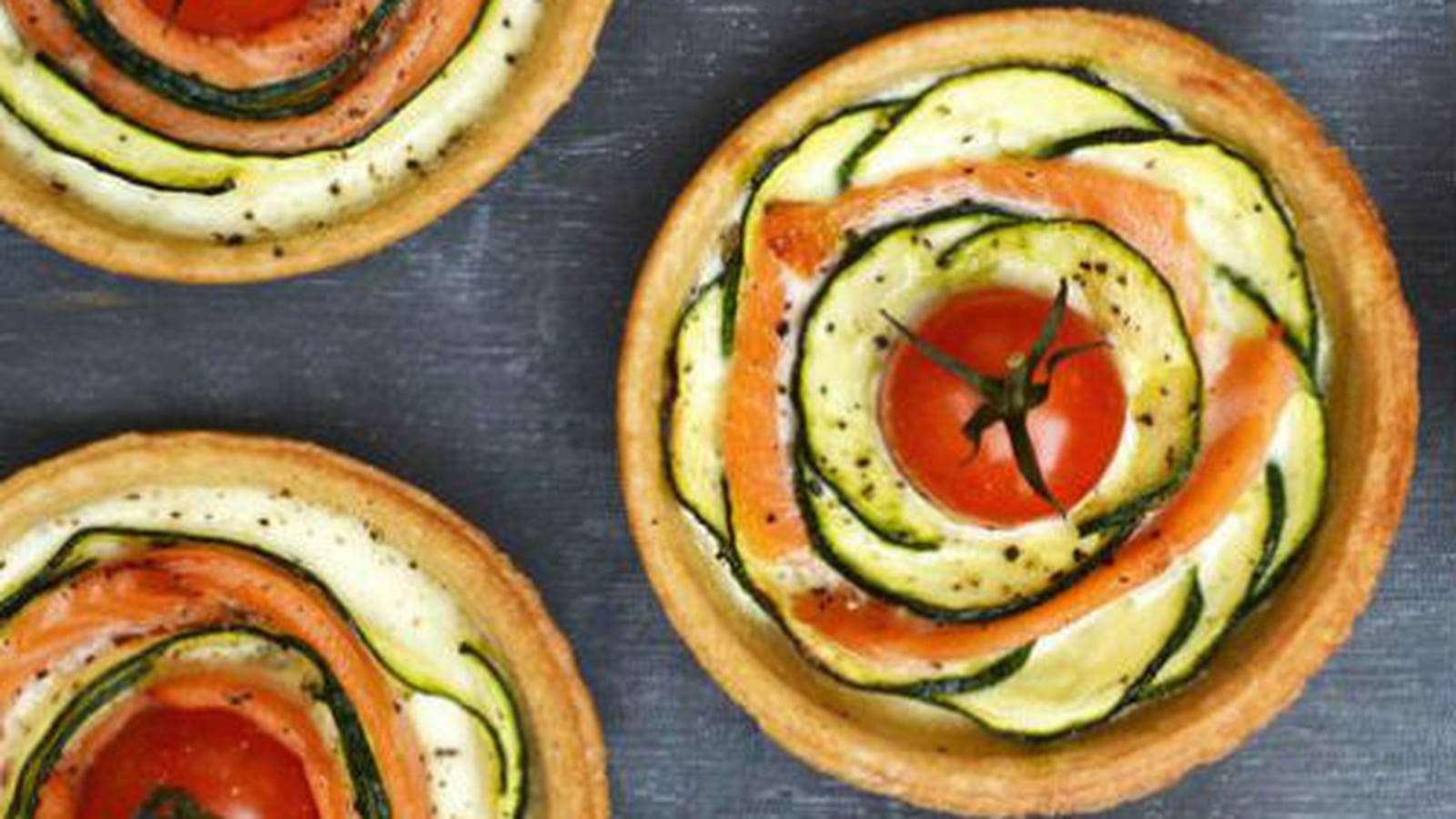 Petites quiches au fromage de chèvre, courgette et saumon fumé