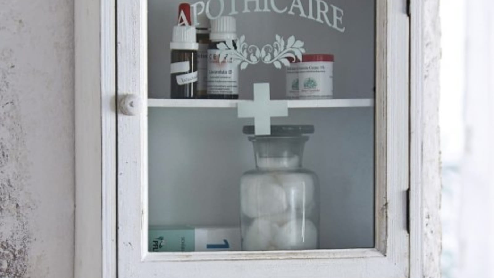 Une armoire à pharmacie authentique