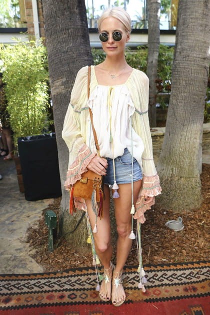 Poppy Delevingne en short en jean clair et blouse ivoire &agrave; pompons