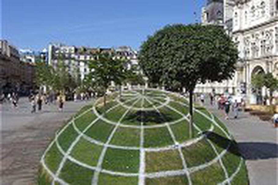Une drôle de sphère sur le parvis de l'Hôtel de Ville de Paris