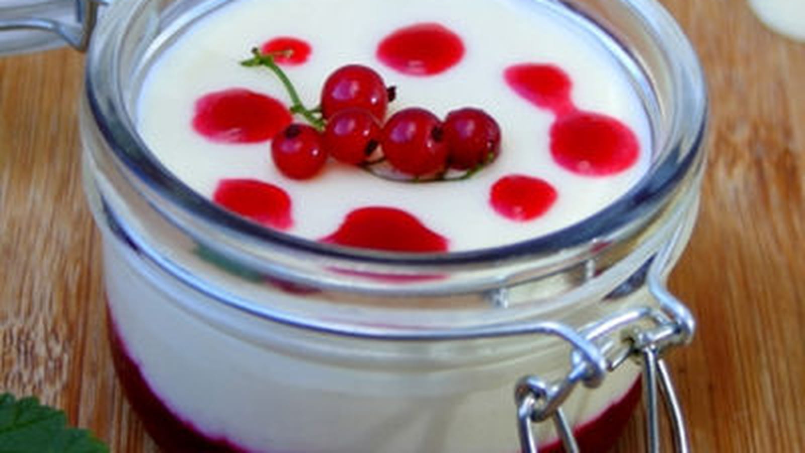 Crème au chocolat blanc sur coulis de groseilles