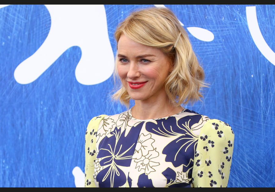 Naomi Watts, fabuleuse avec sa barrette &agrave; cheveux