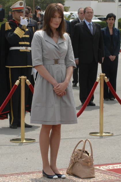 Carla Bruni en robe grise évasée