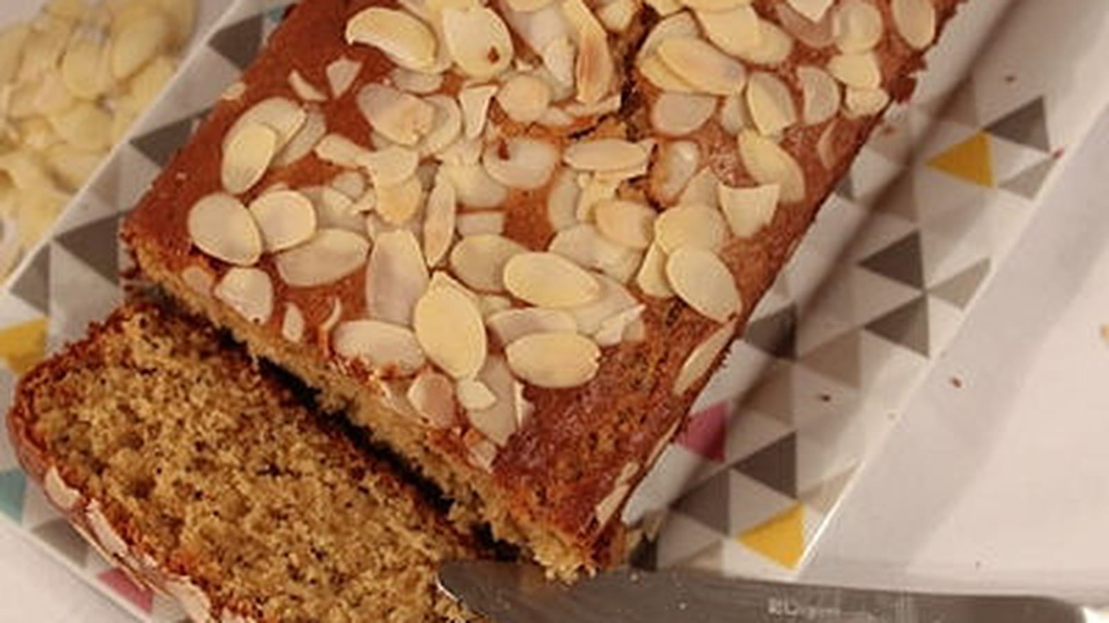 Cake au citron, à la compote de pommes et aux graines de pavot