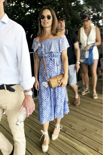 Pippa Middleton en robe à encolure Bardot