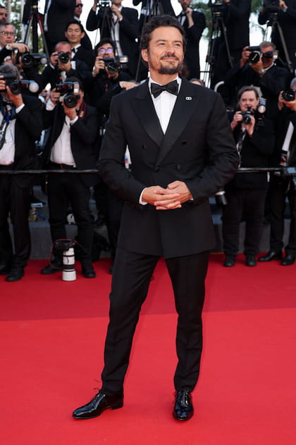 Orlando Bloom en costume noir, nœud papillon et bijoux Messika