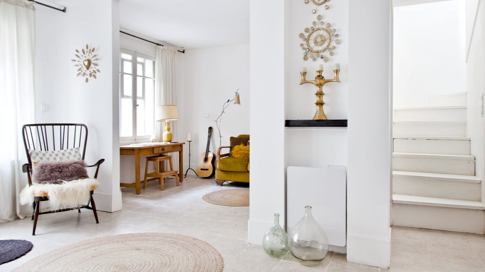 Monochrome et bijoux muraux 