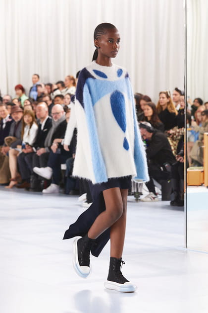 Pull bleu et blanc et jupe &agrave; tra&icirc;ne bleu marine aper&ccedil;us sur le d&eacute;fil&eacute; Shang Xia