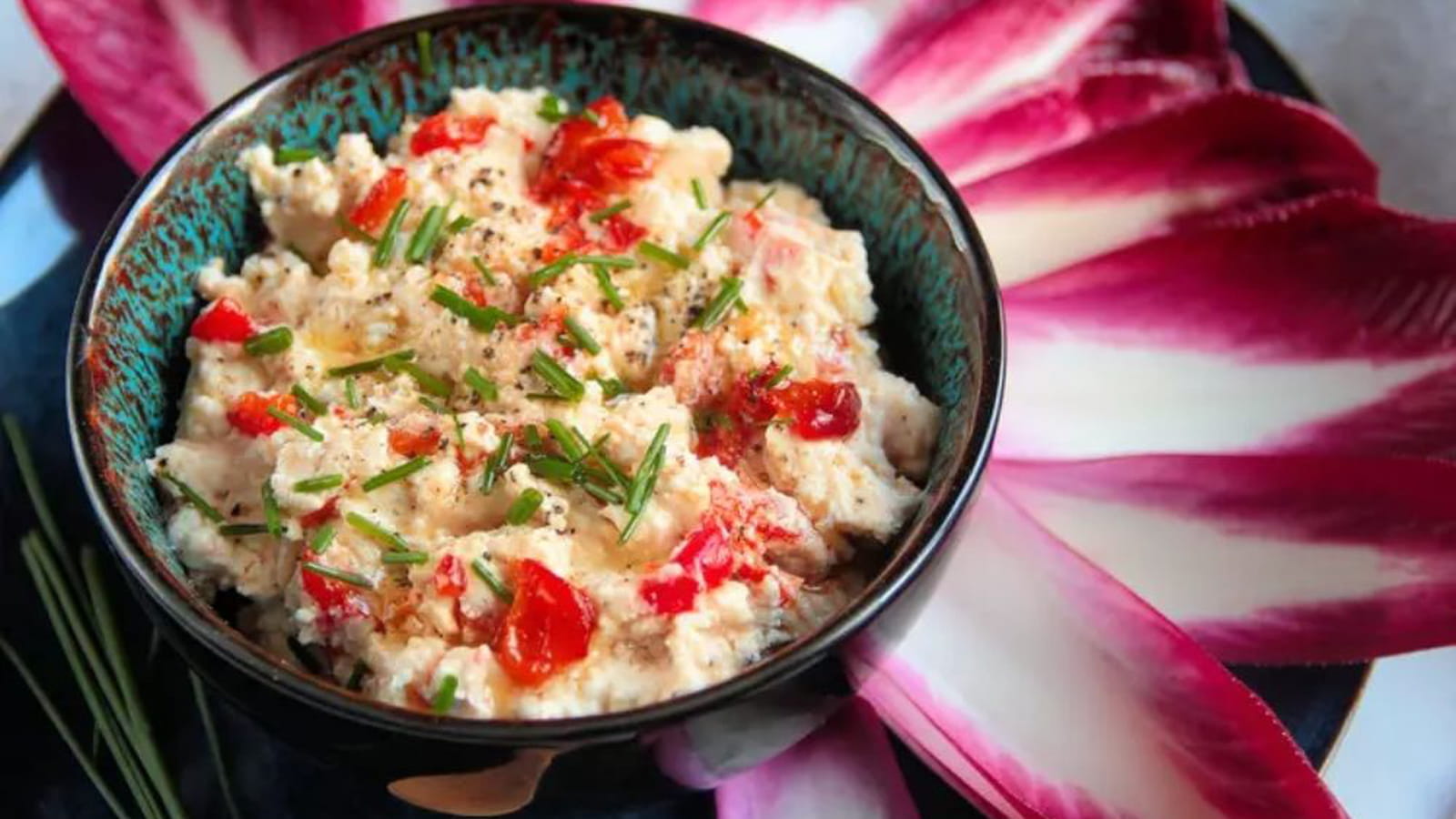 Dip d'endive au chèvre & poivron rouge