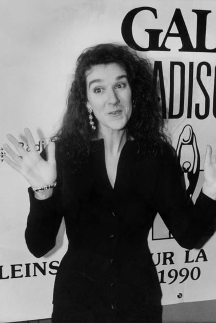 Céline Dion en tailleur noir