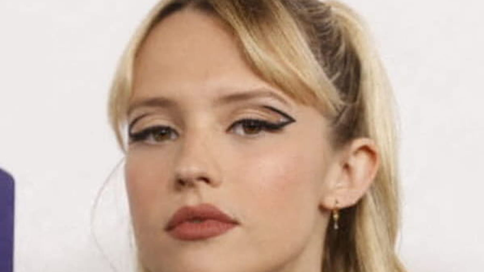 Angèle et ses yeux maquillés