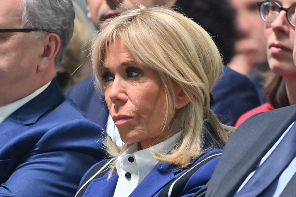 Brigitte Macron, splendide avec sa demi-queue &agrave; coque