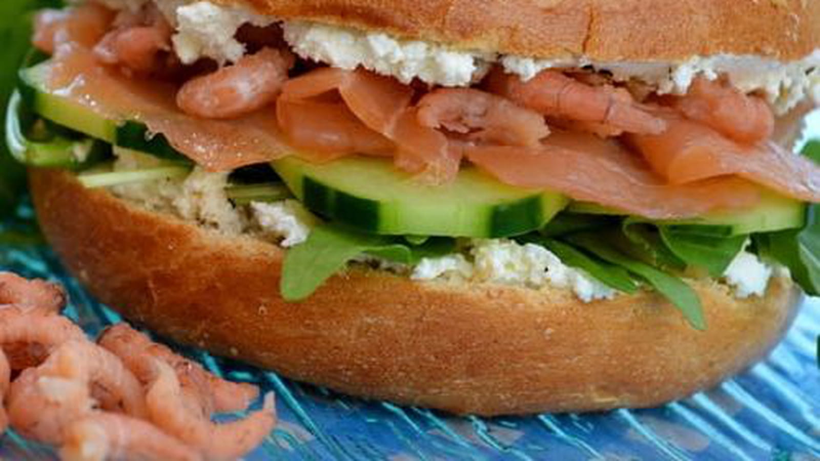 Bagels "de la mer" au saumon fumé, crevettes grises, fromage frais et concombre