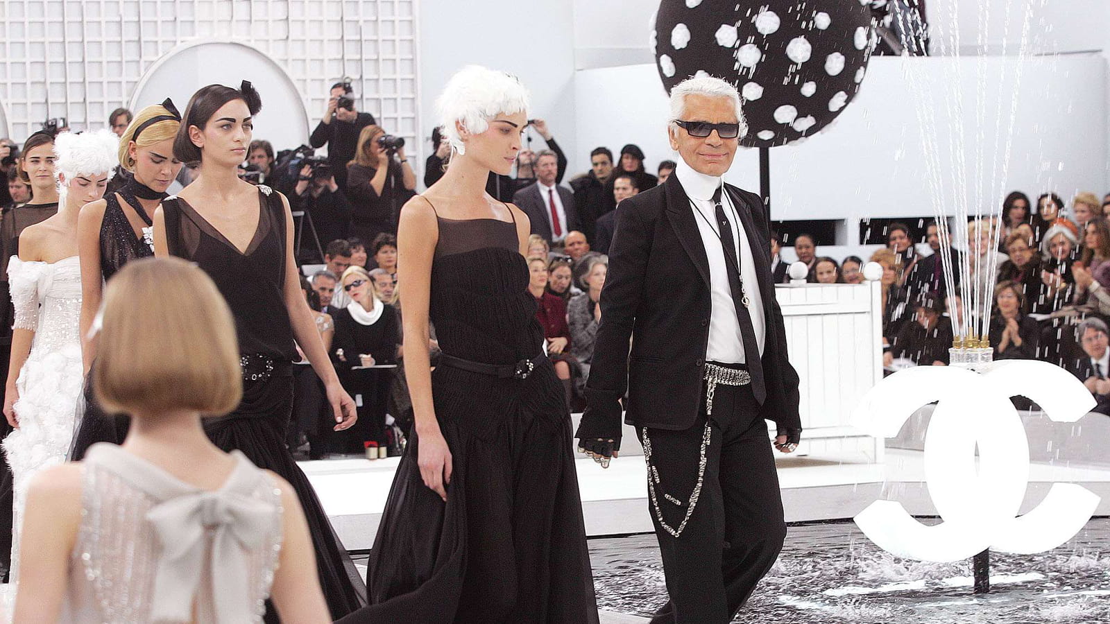 Robes noires de Karl Lagerfeld