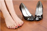 les chaussures à talons de plus de 4 cm accentuent la sensation de jambes