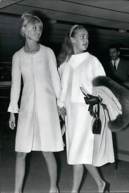 Brigitte Bardot en robe blanche cintrée